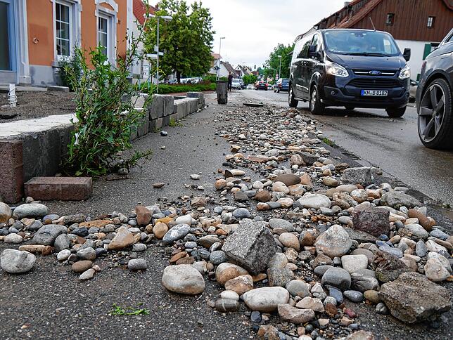 Die reißenden Wassermassen haben auch jede Menge Schutt und Steine vom Hang mitgerissen. Diese liegen nun überall in der Schloßstraße.