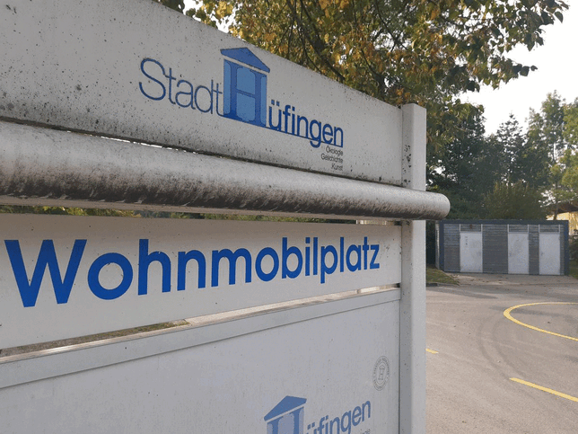Blick auf die öffentliche Toilette am Hüfinger Wohnmobilstellplatz, gelegen an der Bräunlinger Straße.