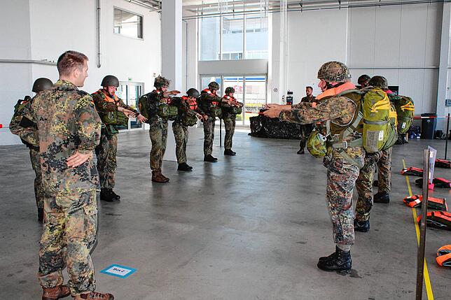 Bild 8: Bilder von der Übung der Fallschirmspringer der Bundeswehr bei Bodman-Ludwigshafen