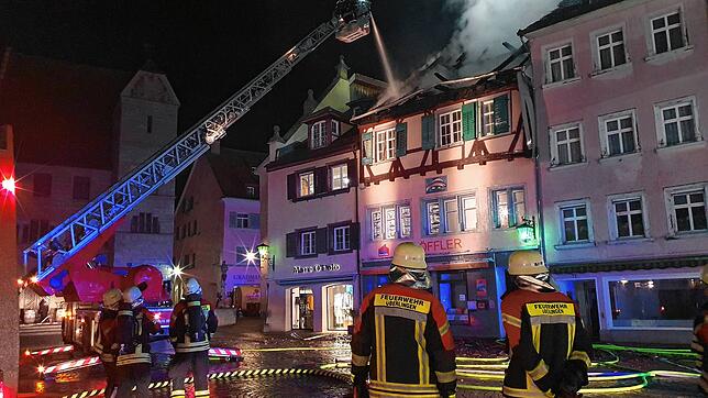 Am Dienstagabend ist im Dachstuhl eines Wohn- und Geschäftshauses an der Hofstatt in Überlingen ein Feuer ausgebrochen.