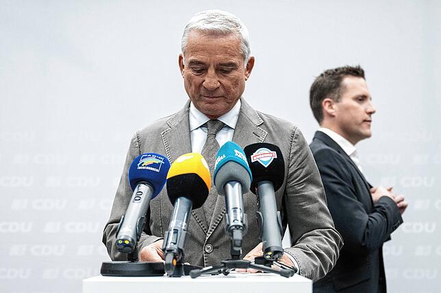 Mit ernster Miene trägt Thomas Strobl (vorn, im Hintergrund Manuel Hagel) sein Statement vor