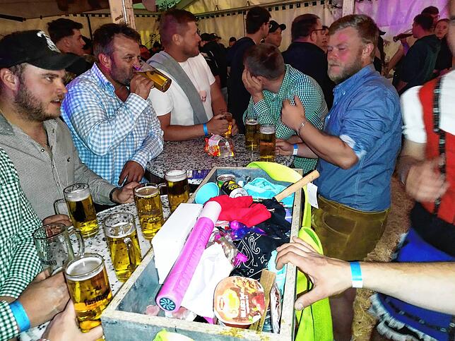 Bild 24: Jubiläumsscheunen zum 100. Geburtstag des Musikvereins lockt die Gäste in Scharen an