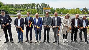 Festakt am Knoten Altbirnau, von links: Andreas Riess (Polizeirevier), der frühere Projektleiter Klaus Nußbaum, Christoph Keckeisen ...
