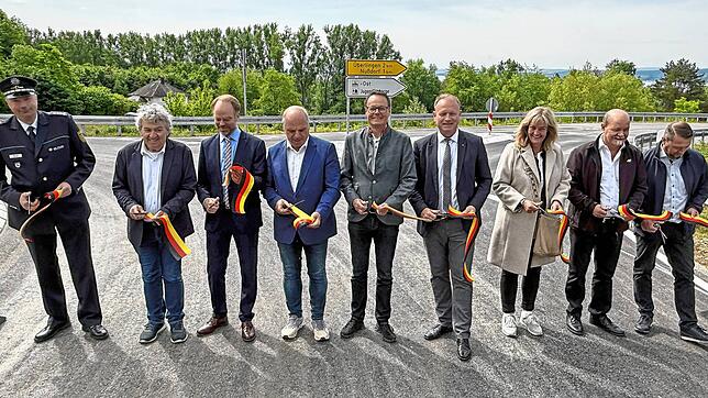 Festakt am Knoten Altbirnau, von links: Andreas Riess (Polizeirevier), der frühere Projektleiter Klaus Nußbaum, Christoph Keckeisen ...