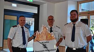 Ein Geschenk haben Daniel Siebold (rechts) und Andreas Bächle (links) von der Abteilung Hottingen für Kommandant Jan Friedrich ...