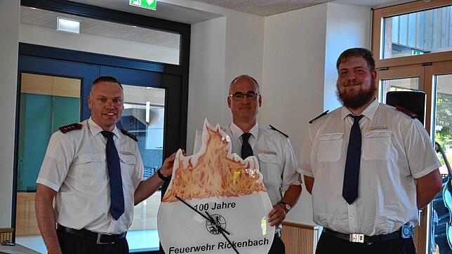 Ein Geschenk haben Daniel Siebold (rechts) und Andreas Bächle (links) von der Abteilung Hottingen für Kommandant Jan Friedrich ...