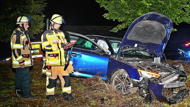 Bei einer Verfolgungsfahrt mit der Polizei haben ein 13-Jähriger und ein 15-Jähriger einen schweren Unfall gebaut.