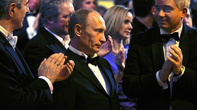 Wladimir Putin und Hans-Joachim Frey (rechts) beim Dresdner Opernball 2009: Der Kulturmanager initiierte damals die Verleihung des ...