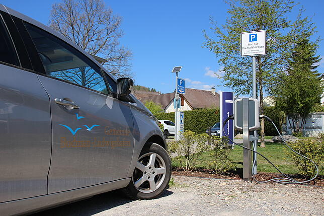 Die Gemeindeverwaltung Bodman-Ludwigshafen hat einige Elektroautos im Fuhrpart. Für sie sind eigene Ladestationen vor dem Zollhaus ...
