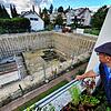 Horst Barth blickt in eine Baugrube in der Seehaldenstraße. Jetzt kann der Anwohner nichts mehr ändern, er will aber erreichen, dass so ...