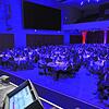 Mit vollem Körpereinsatz bei der Sache: Maximilian Lude (links) erklärt bei der Abendgesellschaft 2022 des Standortmarketingvereins ...