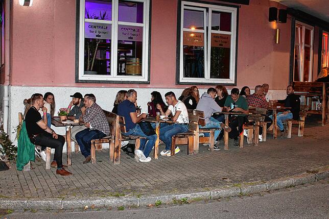 Dank der angenehmen Witterung ziehen es viele vor, die Musik außerhalb der Lokale zu genießen, wie hier an der Centrale Bar.