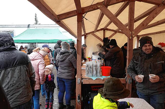 Bild 24: Groß und Klein trotzen beim Weihnachtsmarkt Rickenbach dem Schmuddelwetter