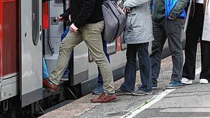 Mit dem Umbau des Radolfzeller Bahnhofs ab dem Jahr 2027 sollen auch die Bahnsteige auf (hier Bahnsteig 3) eine Normhöhe gebracht ...