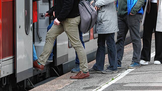 Mit dem Umbau des Radolfzeller Bahnhofs ab dem Jahr 2027 sollen auch die Bahnsteige auf (hier Bahnsteig 3) eine Normhöhe gebracht ...