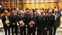 Nach der Delegiertenversammlung des Kreisfeuerwehrverbands Konstanz stellen sich die Hauptprotagonisten den Fotografen (von links): ...