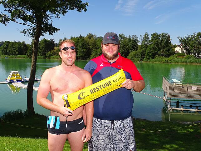 Tobias Kubenz (rechts), hier mit einem Badegast am Illmensee, ist Mitbetreiber der PVM Service UG, die ab diesem Jahr auch das Hallen- ...