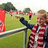 Fahnenschwinger: Der 1. FC Köln hat auch kleine Fans auf der Baar. Die Kids ließen es sich nicht nehmen, das erste Training auf dem ...
