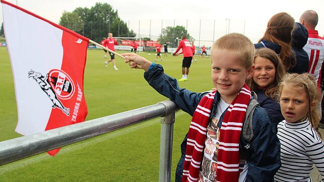 Fahnenschwinger: Der 1. FC Köln hat auch kleine Fans auf der Baar. Die Kids ließen es sich nicht nehmen, das erste Training auf dem ...