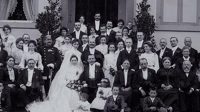 Hochzeit 1903: In der Mitte Carl und Sophie Denk, links die Brauteltern Schenz, rechts die Eltern des Bräutigams. Ganz rechts das ...