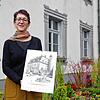 Stadtarchivarin Eveline Klein präsentiert den neuen Kalender mit historischen Ansichten der Altstadt.