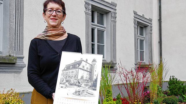 Stadtarchivarin Eveline Klein präsentiert den neuen Kalender mit historischen Ansichten der Altstadt.