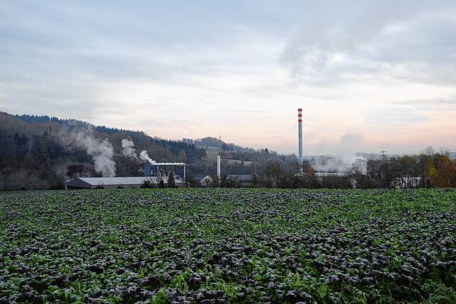 Zu verschiedenen Tageszeiten werden Wasserdämpfe bei der Alu Stockach abgelassen. Hier die Blickrichtung auf die Alu vom Industriegebiet ...