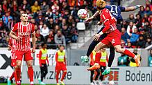 Der Freiburger Ritsu Doan (vorne) und der Berliner Kevin Prince Boateng (hinten) liefern sich ein Kopfballduell während der Freiburger ...