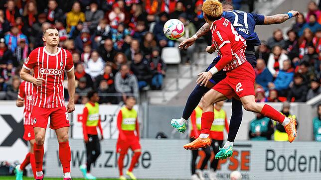 Der Freiburger Ritsu Doan (vorne) und der Berliner Kevin Prince Boateng (hinten) liefern sich ein Kopfballduell während der Freiburger ...