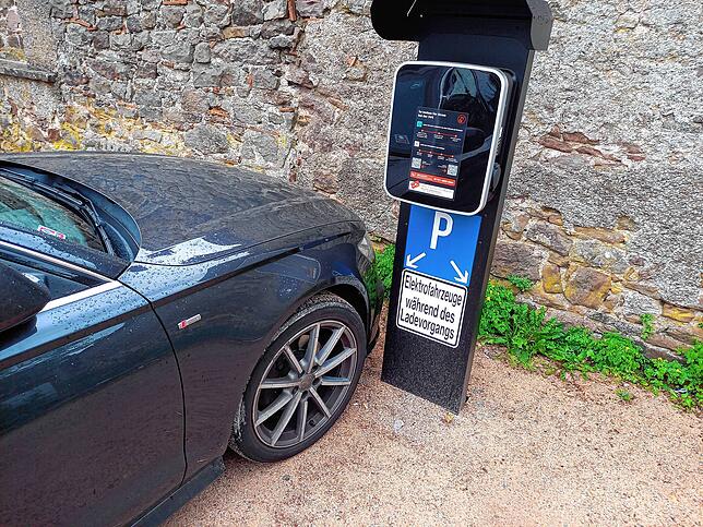 Eindeutig ein Verbrennerauto, der im Villinger Rathaushof an einer Ladesäule steht. Doch der Halter darf das, weil es streng genommen ...