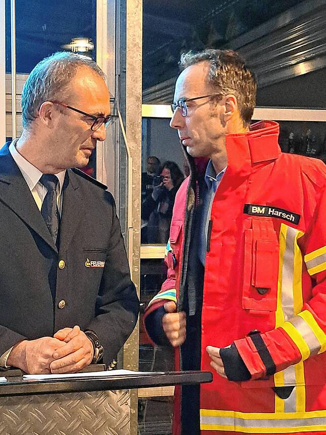 Bürgermeister Frank Harsch (rechts) war zum ersten Mal bei der Feuerwehrhauptversammlung dabei. Zum Einstand bekam der neue Schultes ...