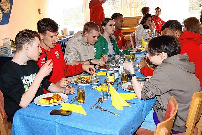 Zum Mittagessen treffen sich Spieler und Patienten der Jungen Reha.