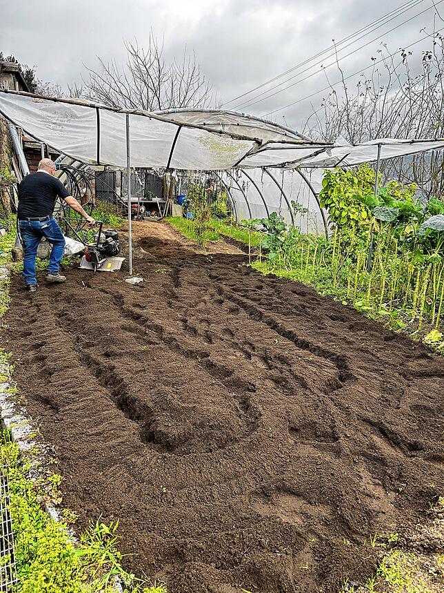 Der Vermieter richtet den Garten her, damit die begeisterte Gärtnerin aus VS sogleich mit dem Anpflanzen beginnen kann.