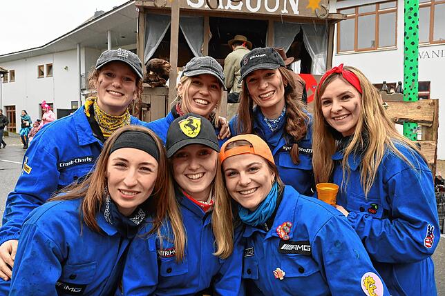Bild 14: Schmotziger Fasnet in Hagnau: Flamingos, Cowboys und Matrosen feiern ausgelassen!
