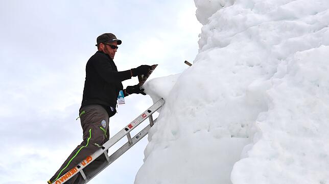 Der Schweizer Künstler Simon Morgenthaler beim Arbeiten an der Skulptur „Sphinx“.