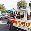 Walter Weltin (gestreiftes Shirt) hat zu Demonstrationszwecken sein Auto vor den Eingang zum Konstanzer Strandbad Horn gestellt, sodass ...