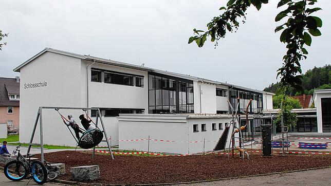 Die Spielgeräte am Schulhof des frisch sanierten Grundschultrakts in Immendingen sind nach Ende der Außenarbeiten erneuert und wieder ...