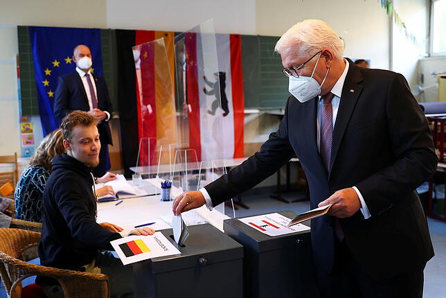 Bundestagswahl - Stimmabgabe Steinmeier Bundespräsident Frank-Walter Steinmeier gibt seine Stimme zur Bundestagswahl in der Erich-Kästner-Grundschule in Berlin ab.