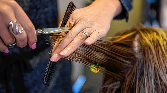 Laden schließen statt Haare schneiden: Im Frühjahr 2020 mussten Friseure ihre Geschäfte schließen. Als schnelle Unterstützung konnten ...