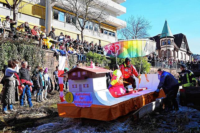 Bild 9: Bach-Na-Fahrt: Zehntausende Zuschauer bejubeln mutige Narren