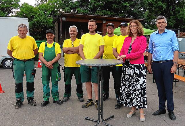 Auf dem Recyclinghof in Küssaberg (von links): Die Mitarbeiter des Recyclinghofs, Regierungsdirektorin Corinna Schweizer und Landrat ...