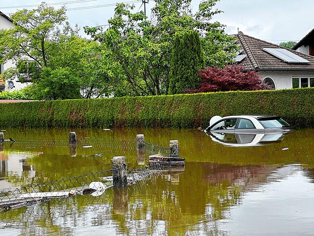 Kaum noch zu erkennen: Von einem geparkten Auto schaut nur noch das Dach aus dem Wasser hervor.