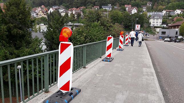 Bild 2: Wie viel Zeit Fußgänger für die beiden Umleitungen wegen der Sperrung der Kolpingbrücke einrechnen müssen