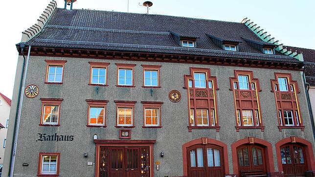 Ab Montag, 4. Mai, können Bürger wieder ohne telefonische Voranmeldung ins Bräunlinger Rathaus kommen. Sie müssen sich aber an ...