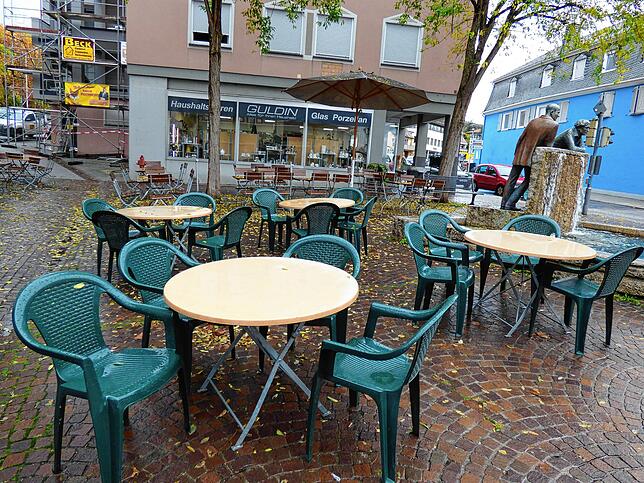 Die Stühle vor dem Gasthaus &bdquo;Krone&ldquo; am Latscheplatz bleiben in den kommenden vier Wochen leer. Das Restaurant ist im ...