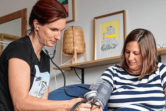 Die freiberufliche Hebamme Frederike Bohl bei der Arbeit. Für die Geburtshilfe muss sie knapp 9000 Euro im Jahr an Haftpflichtbeiträgen ...