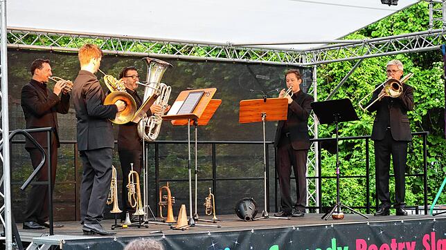 Musiker des BR-Symphonieorchesters spielen auf der Gems-Wiese &ndash; und genießen den Live-Auftritt: das Quintett NoPhilBrass mit ...