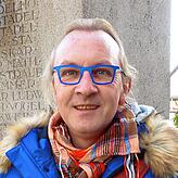 Daniel Groß vor dem Brunnen in der Wollmatinger Ortsmitte.