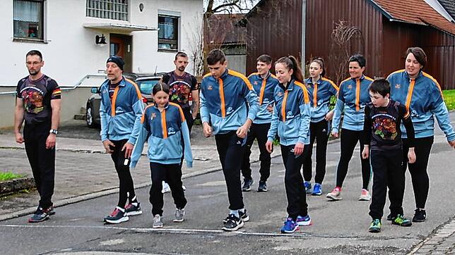 Die Extremhindernisläufer der Bähringer Wildsaue, einem OCR-Verein (Obstacle Course Racing) aus Riedböhringen, machen sich bereit zum ...