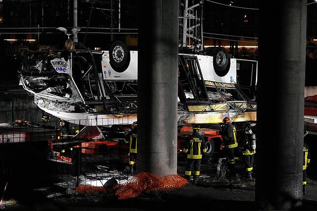 04.10.2023, Italien, Venedig: Italienische Feuerwehrleute arbeiten nach einem Busunglück an der Unfallstelle. Nach dem schweren ...